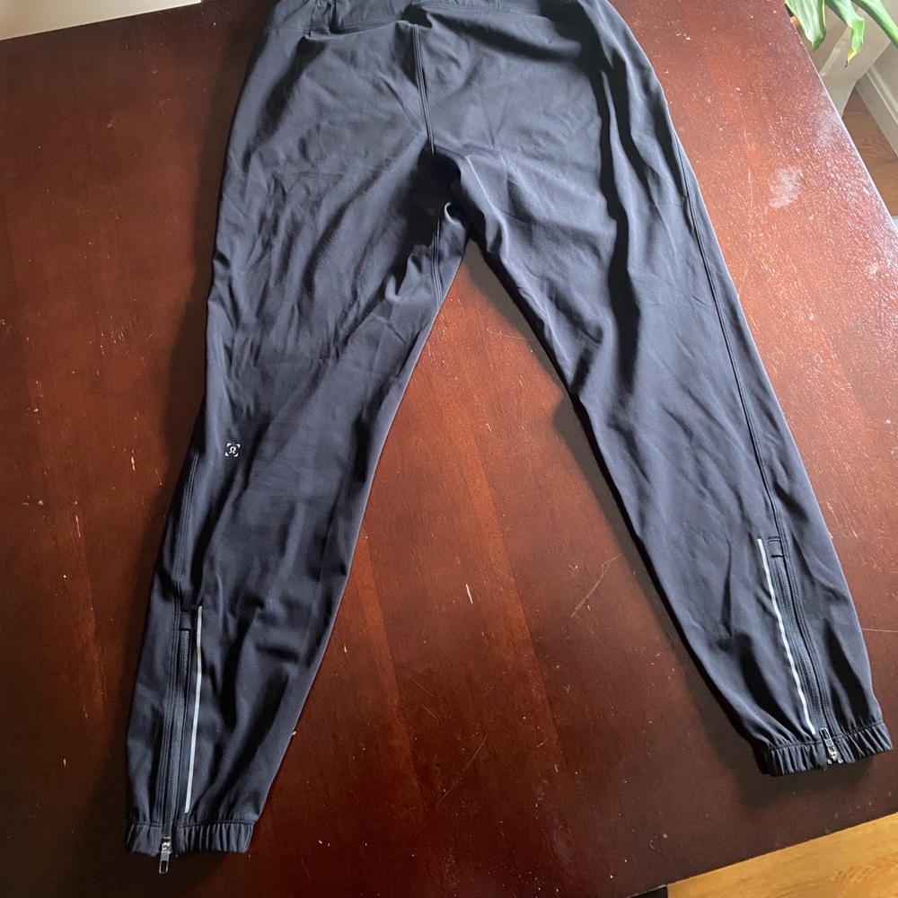 Lulu black surge joggers size M, great condition